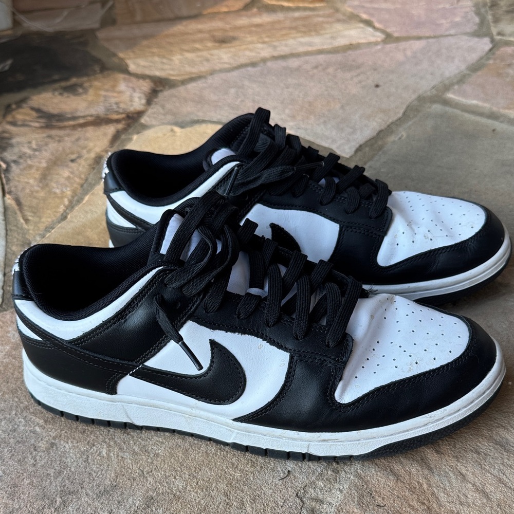 Nike Men's Black and White Low-Top Sneakers